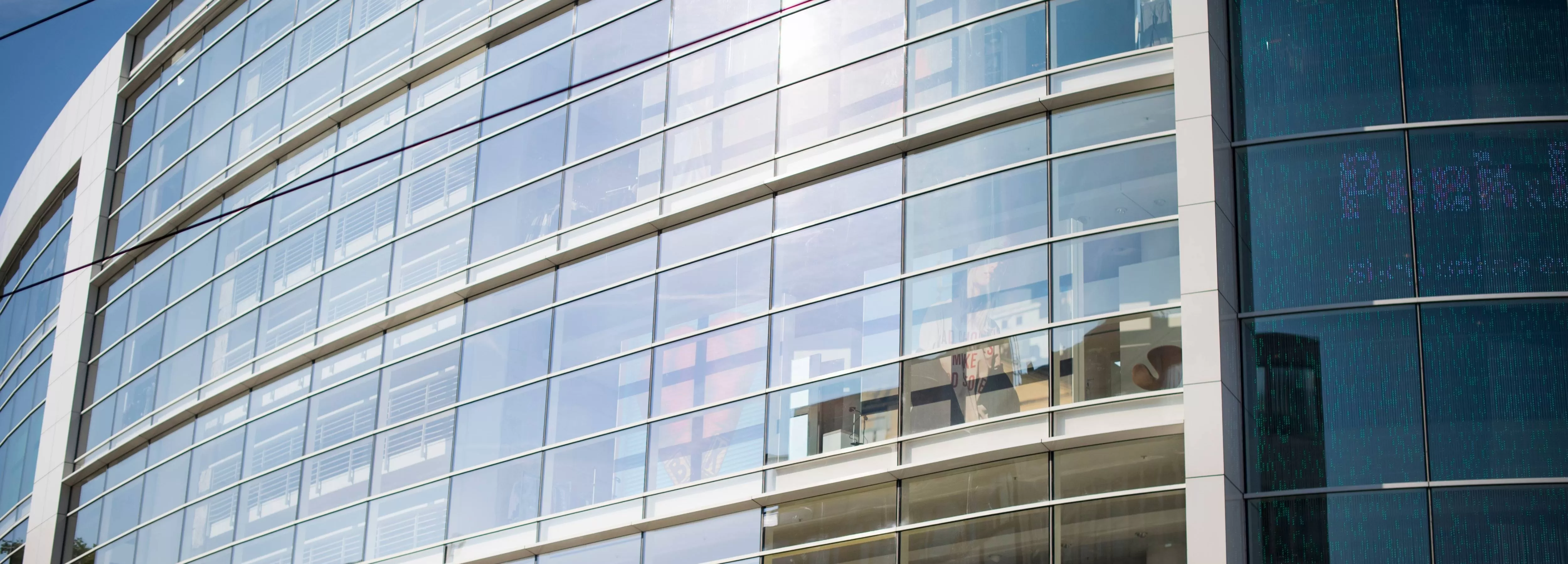 Blick auf die Fassade eines modernen, verglasten P&C Verkaufshauses.